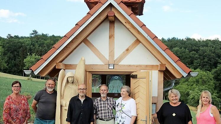 Kürzlich hatten Gisela Baumann und Nicole Seifert, zwei der Initiatorinnen der "Wüstenkapelle" am Ortsrand von Wüstenwelsberg, die Künstler eingeladen, die zur Gestaltung des kleinen Gotteshauses beigetragen haben. Von links im Bild sind Mechthild Schmidt (Glasfächer), Wolfgang Schott (Erzengel), Horst Schmidt, Irmgard Eichler (Ikonen), Wilfried Radtke (Glasbilder), Gisela Baumann und Nicole Seifert zu sehen.