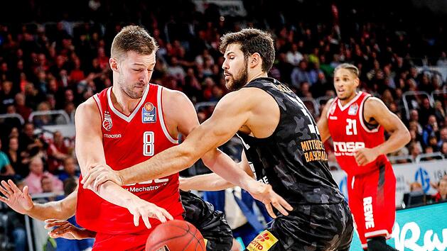 Stevan Jelovac (links) ist auf dem Weg zum Korb von Aleksandar Marelja nur mit einem Foul zu stoppen. Hinten beobachtet Brose-Topwerfer Augustine Rubit die Aktion seines Mitspielers. Foto: Daniel L&ouml;b