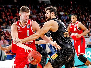 Stevan Jelovac (links) ist auf dem Weg zum Korb von Aleksandar Marelja nur mit einem Foul zu stoppen. Hinten beobachtet Brose-Topwerfer Augustine Rubit die Aktion seines Mitspielers. Foto: Daniel Löb