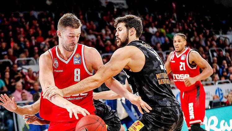 Stevan Jelovac (links) ist auf dem Weg zum Korb von Aleksandar Marelja nur mit einem Foul zu stoppen. Hinten beobachtet Brose-Topwerfer Augustine Rubit die Aktion seines Mitspielers. Foto: Daniel Löb