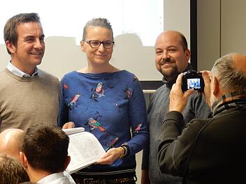 Die beiden Elternbeiräte Simone Schülein und Thomas Manger übergeben die Unterschriftenliste an Bürgermeister Stefan Förtsch (links) während der jüngsten Marktgemeinderatssitzung. Foto: Reinhard Löwisch