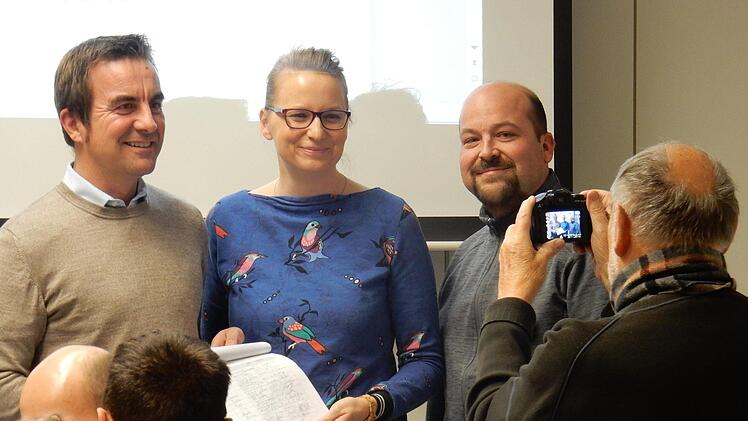 Die beiden Elternbeiräte Simone Schülein und Thomas Manger übergeben die Unterschriftenliste an Bürgermeister Stefan Förtsch (links) während der jüngsten Marktgemeinderatssitzung. Foto: Reinhard Löwisch