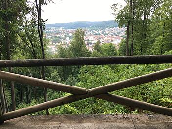 Die Kissinger Runde bietet viele fantastische Ausblicke, hier vom Staffelsberg aus mit Blick aufs Städtchen. Fotos: Jürgen Schmitt