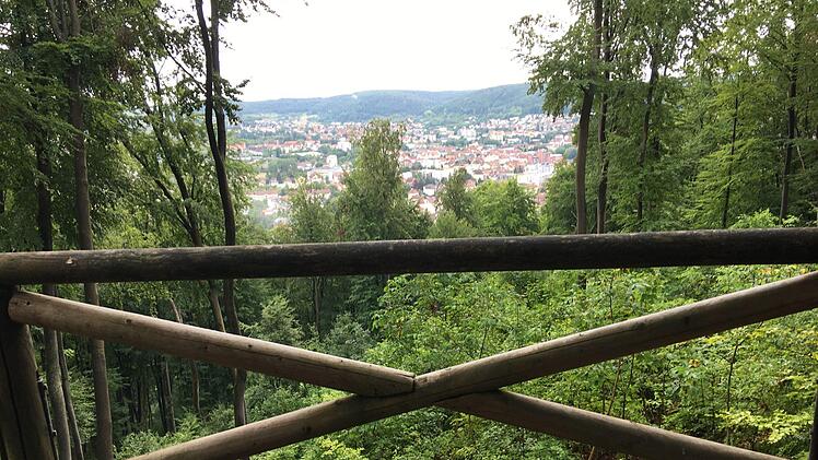 Die Kissinger Runde bietet viele fantastische Ausblicke, hier vom Staffelsberg aus mit Blick aufs Städtchen. Fotos: Jürgen Schmitt