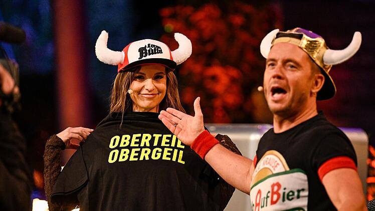 Laura Wontorra freute sich über die Geschenke der Ballermann-Profis: "Großartig, da ist mein nächstes Karnevalskostüm schon fertig."