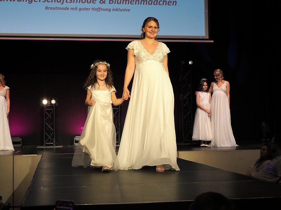 Inkl. Braut- und Festmodenschauen.