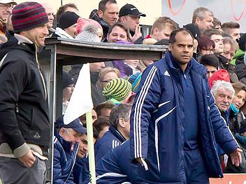 An der Frohnlacher Seitenlinie: Während Frohnlachs Coach Stefan Braungardt nach einem Foul an einem seiner Spieler finster dreinblickt, schmunzelt Mehmet Scholl über die Entscheidung des Schiedsrichters. Viel zu sagen hatte der Bayern-Star nicht. Foto: Albert Höchstädter