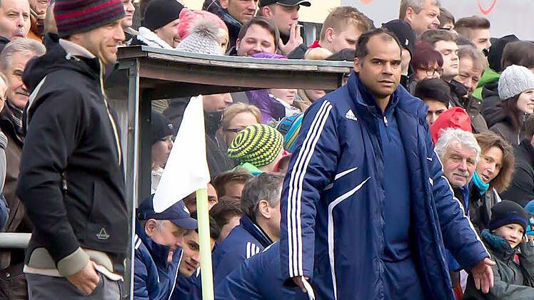 An der Frohnlacher Seitenlinie: Während Frohnlachs Coach Stefan Braungardt nach einem Foul an einem seiner Spieler finster dreinblickt, schmunzelt Mehmet Scholl über die Entscheidung des Schiedsrichters. Viel zu sagen hatte der Bayern-Star nicht. Foto: Albert Höchstädter