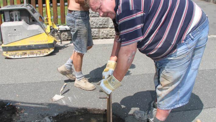 Hans Vogel (vorne) und Eberhard Richter öffnen mit vereinten Kräften einen Kanal