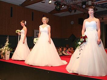 Wunderschöne "Bräute" präsentierten 47 Brautkleider. Foto: Evi Seeger