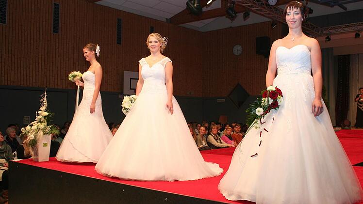 Wunderschöne "Bräute" präsentierten 47 Brautkleider. Foto: Evi Seeger