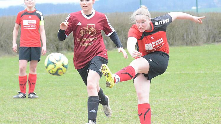 Abgezogen: Theresa Knüttel (rechts, DJK Schondra). Lena Schmitt (TSV Westheim) kommt zu spät.  Foto: ssp