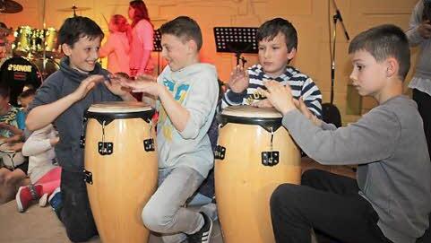 Trommeln für die Neue: Die fünften Klassen bereiteten Monika Geiger einen rhythmischen Empfang.