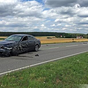 Erstes Bild: Zwei Verletzte bei Frontalzusammenstoss