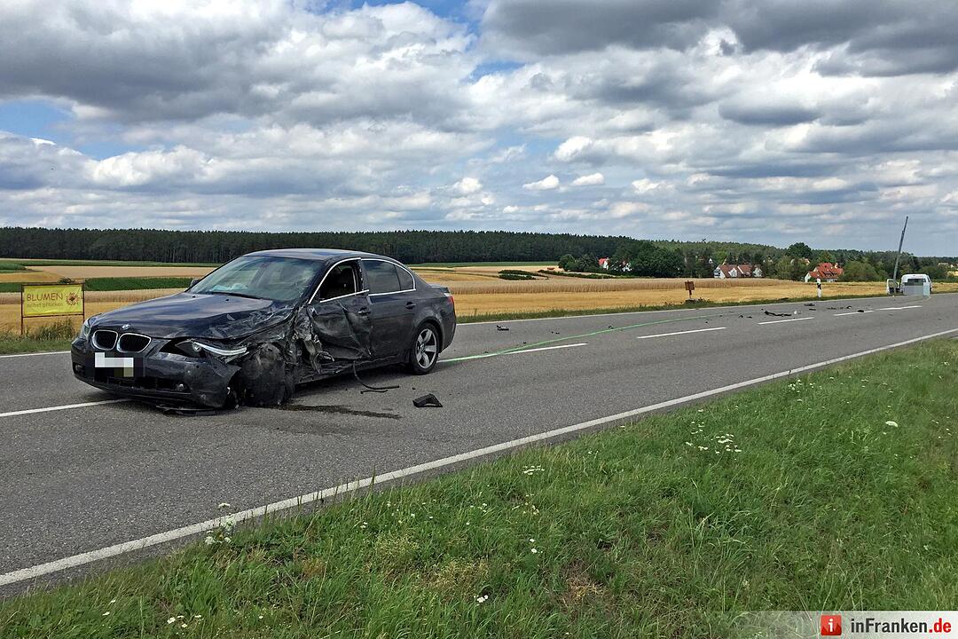 Erstes Bild: Zwei Verletzte bei Frontalzusammenstoss