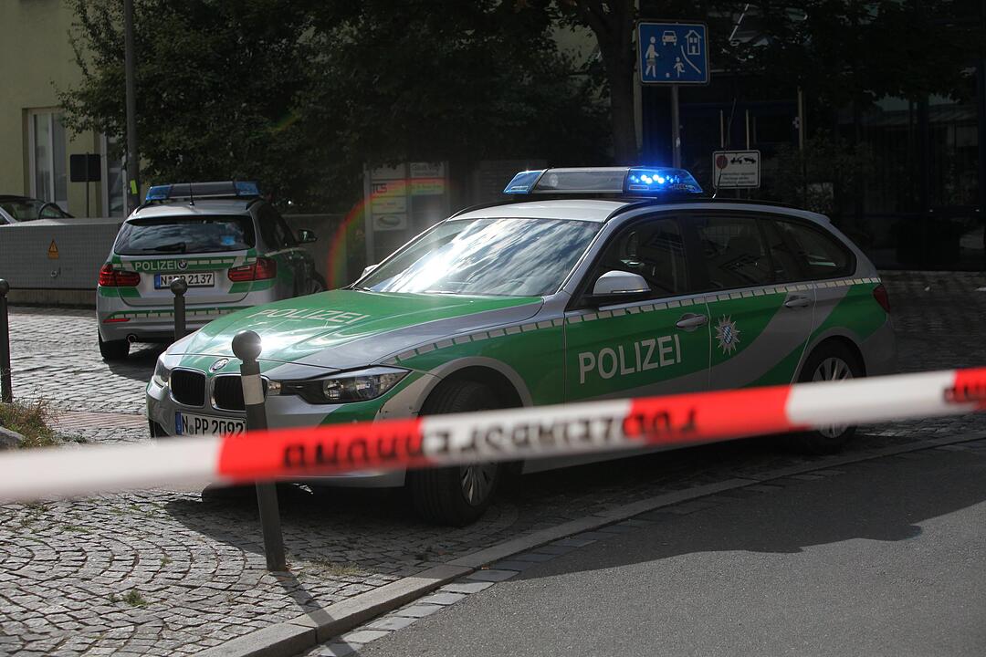 SEK Einsatz - Mann droht mit angeblicher Waffe
