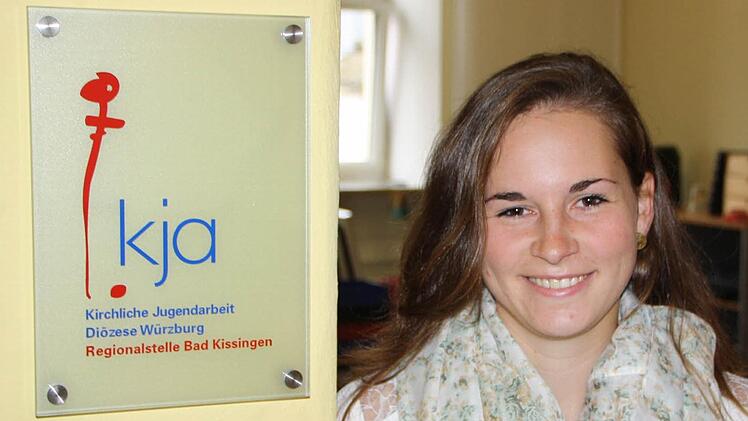 Katharina Balfer vor ihrem Büro auf dem Volkersberg. Foto: Ralf Ruppert