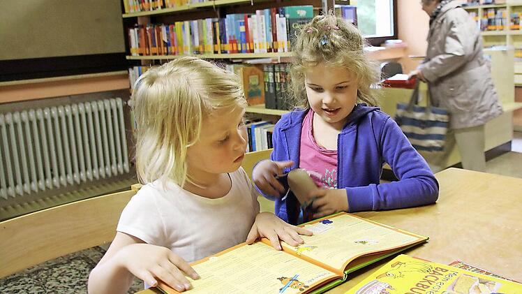 Für Kinder imVorschulalter wie Hannah und Alissa gibt es in der Familienbücheei ein bretes Angebot.