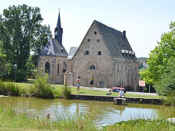 Die Hitze lockte eine Schar Kinder an und in den kleinen Löschteich vor dem Kloster Mönchröden. Foto: Rainer Lutz