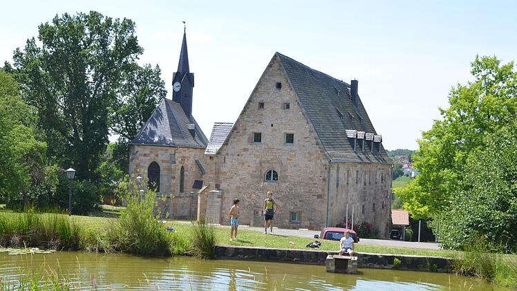 Die Hitze lockte eine Schar Kinder an und in den kleinen Löschteich vor dem Kloster Mönchröden. Foto: Rainer Lutz