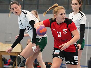 Trickreich am Kreis: Lena Übelacker vom FC Bad Brückenau in einer Szene gegen die DJK Waldbüttelbrunn. Trotzdem war das Team nicht immer konzentriert genug gegen den Ligaprimus.Sebastian Schmitt