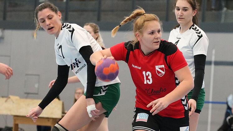 Trickreich am Kreis: Lena Übelacker vom FC Bad Brückenau in einer Szene gegen die DJK Waldbüttelbrunn. Trotzdem war das Team nicht immer konzentriert genug gegen den Ligaprimus.Sebastian Schmitt