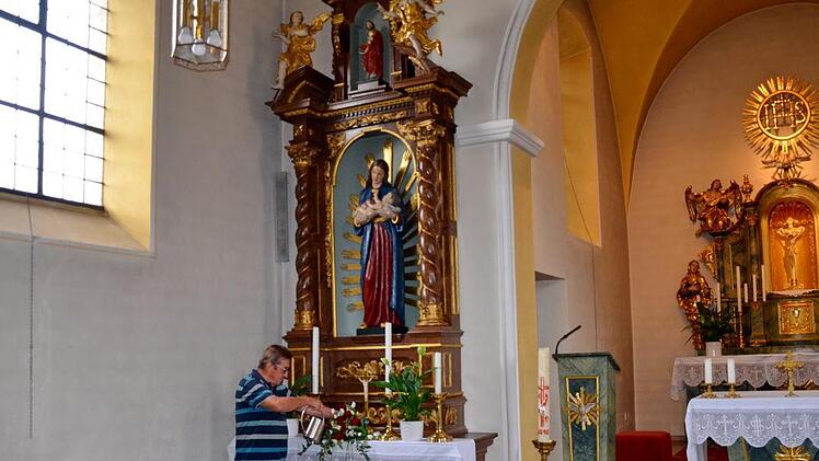 Kirchenpfleger Adam Schmitt zusammen mit seiner Frau Maria "die guten Seelen" von St. Josef in Zeegendorf. Ihm geht die Arbeit nie aus, auch wenn es im Moment "nur" die Sorge um den Blumenschmuck in der Kirche ist. Foto: Andrea Spörlein