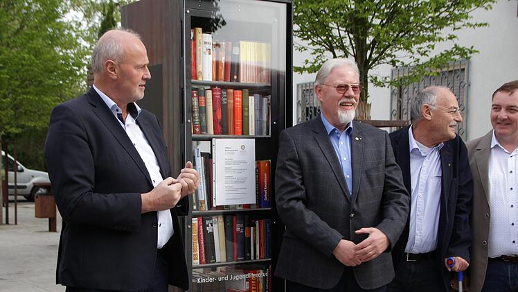 Die ersten B&uuml;cher stammen aus dem Provatbesitz von Mitglied Frank Neumann (2. von links).Mirjam Stumpf