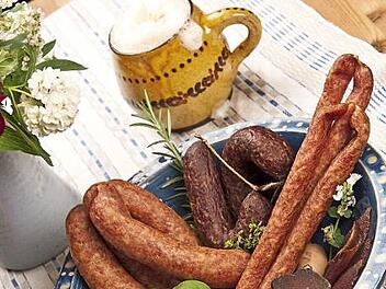 Regionaltypisch: Bierspeziait&auml;ten und deftige Wurst Foto: PRt