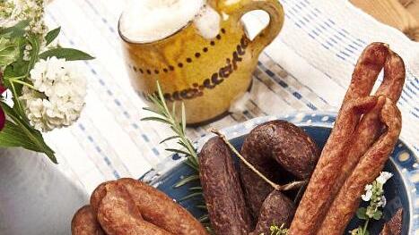 Regionaltypisch: Bierspeziait&auml;ten und deftige Wurst Foto: PRt
