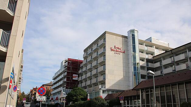 Noch hängt das alte Logo an der Fassade des Hotels "Frankenland" in der Frühlingsstraße, aber pünktlich zum offiziellen Marken-Relaunch am kommenden Wochenende wird es am Donnerstag ausgetauscht. Foto: Ralf Ruppert