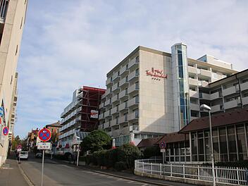 Noch hängt das alte Logo an der Fassade des Hotels "Frankenland" in der Frühlingsstraße, aber pünktlich zum offiziellen Marken-Relaunch am kommenden Wochenende wird es am Donnerstag ausgetauscht. Foto: Ralf Ruppert