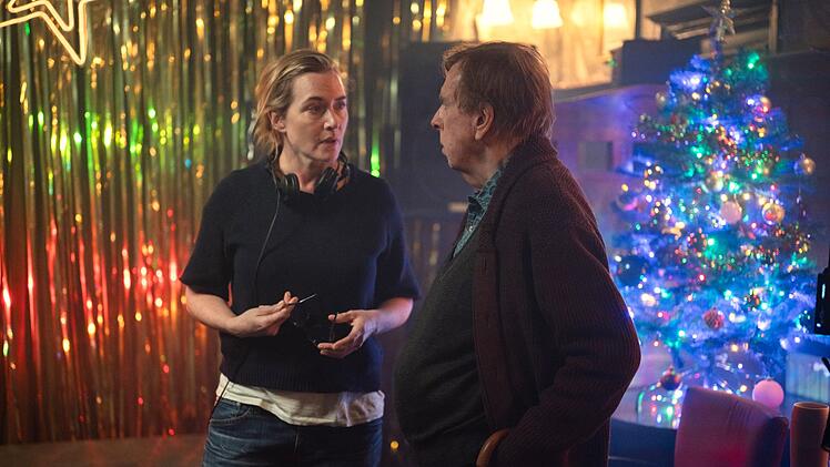 Hinter der Kamera: Kate Winslet bespricht sich bei ihrem ersten Film als Regisseurin mit Schauspielkollege Timothy Spall, der den Ehemann der sterbenden June spielt und Vater ihrer Kinder, darunter Winslets Figur Julia.