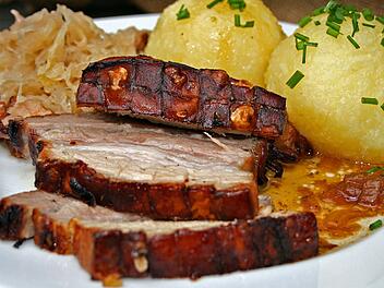 Schweinebraten mit Kl&ouml;&szlig;en und Sauerkraut