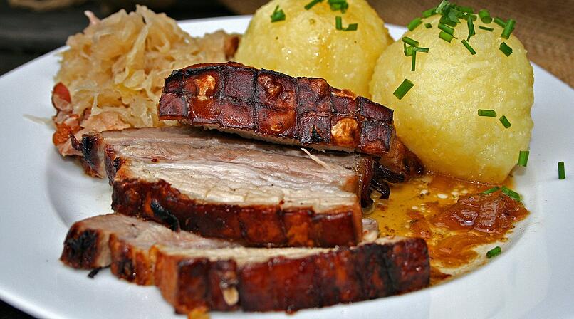 Schweinebraten mit Kl&ouml;&szlig;en und Sauerkraut