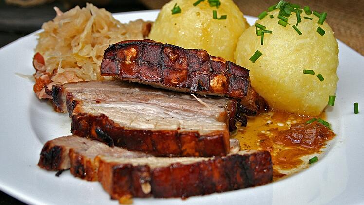 Schweinebraten mit Kl&ouml;&szlig;en und Sauerkraut