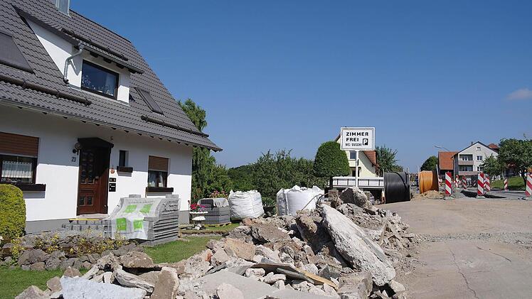 Nicht sehr einladend, aber Ehepaar Link sieht es locker. Wenn der Gehweg fertig ist, wird der Vorgarten endlich neu angelegt.