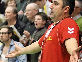 Wirkt derzeit etwas ratlos: Coburgs hauptberuflicher Trainer Zdenek Vanek. Sowohl das von ihm betreute Bayernligateam (14./0:12 Punkte), als auch die von Andreas Ißle gecoachte Bezirksoberliga-Mannschaft (10./0:6) zieren momentan das Tabellenende. Foto: Timo Geldner/Archiv