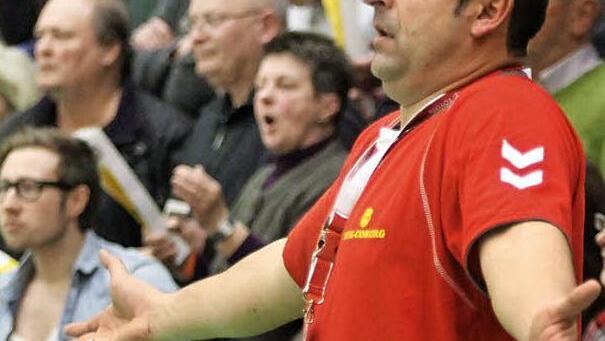 Wirkt derzeit etwas ratlos: Coburgs hauptberuflicher Trainer Zdenek Vanek. Sowohl das von ihm betreute Bayernligateam (14./0:12 Punkte), als auch die von Andreas Ißle gecoachte Bezirksoberliga-Mannschaft (10./0:6) zieren momentan das Tabellenende. Foto: Timo Geldner/Archiv