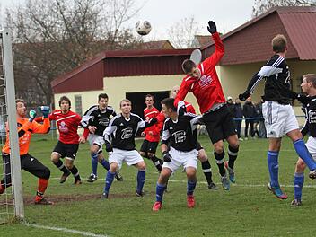 Aus dieser Situation heraus entsteht das 1:0 für die Gsäte. Der Neustadter Spieler (rotes Trikot, Dritter von rechts) verlängert die Flanke, und sein Mannschaftskamerad Tobias Kugler (Zweiter von links) köpft den Ball zum 0:1 in die Maschen. Dem Augsfelder Torwart Sebastian Stober (links) bleibt nur das Nachsehen.