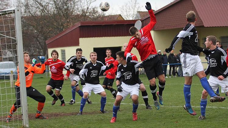 Aus dieser Situation heraus entsteht das 1:0 für die Gsäte. Der Neustadter Spieler (rotes Trikot, Dritter von rechts) verlängert die Flanke, und sein Mannschaftskamerad Tobias Kugler (Zweiter von links) köpft den Ball zum 0:1 in die Maschen. Dem Augsfelder Torwart Sebastian Stober (links) bleibt nur das Nachsehen.