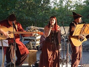 Tolle Kostüme, zünftige Klänge, alte Handwerkskunst und wirbelnde Tänze erlebte die sonst so beschaulich daliegende Ruine der Lauterburg am Wochenende beim Mittelalter-Spektakel. Foto: Rainer Lutz