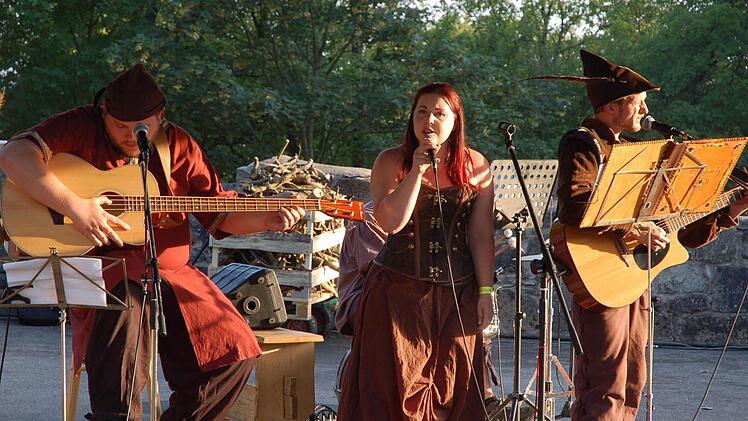 Tolle Kostüme, zünftige Klänge, alte Handwerkskunst und wirbelnde Tänze erlebte die sonst so beschaulich daliegende Ruine der Lauterburg am Wochenende beim Mittelalter-Spektakel. Foto: Rainer Lutz