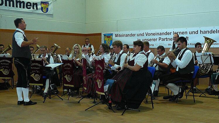 Die musikalische Umrahmung des Festakts übernahm der Musikvereins Marktleugast mit Dirigent Peter Weiß (links).