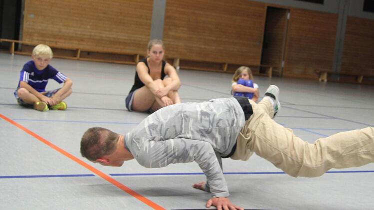 Das ganze Körpergewicht auf zwei Händen zu balancieren, erfordert viel Geschick. Foto: Sonja Adam