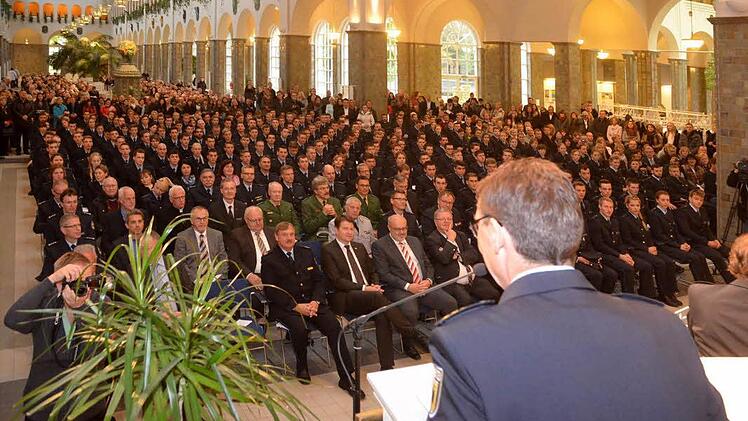 224 Polizeimeisteranwärter des neuen Ausbildungslehrgangs in Oerlenbach wurden in der Bad Kissinger Wandelhalle vereidigt.  Foto: Peter Rauch