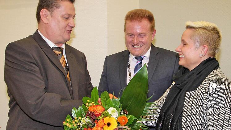 Zu früh gefreut: Der Blumenstrauß, den Marktgemeinderat Volker Röder (links) überreichte, war nicht für Bürgermeister Klement, sondern für die Gattin des Bürgermeisters. Foto: Dieter Britz