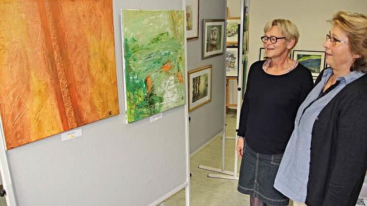 Ute Schulze (links) setzt ihre Erlebnisse wechselhaft, heiter, verstörend, traurig oder hoffnungsvoll in Bilder um. Lebensmomente oder nur kurze Gedanken hält sie in Farbe, Form und Struktur fest. Foto: Helmut Will