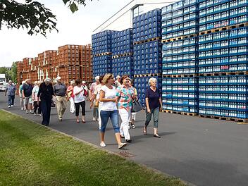 Den Abfüllbetrieb der Staatlichen Mineralbrunnen AG in Oberleichtersbach besichtigten die Mitglieder des Ortsverbandes Bad Brückenau der Senioren-Union. Foto: Rolf Pralle