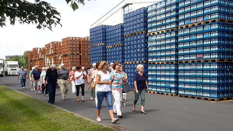 Den Abfüllbetrieb der Staatlichen Mineralbrunnen AG in Oberleichtersbach besichtigten die Mitglieder des Ortsverbandes Bad Brückenau der Senioren-Union. Foto: Rolf Pralle